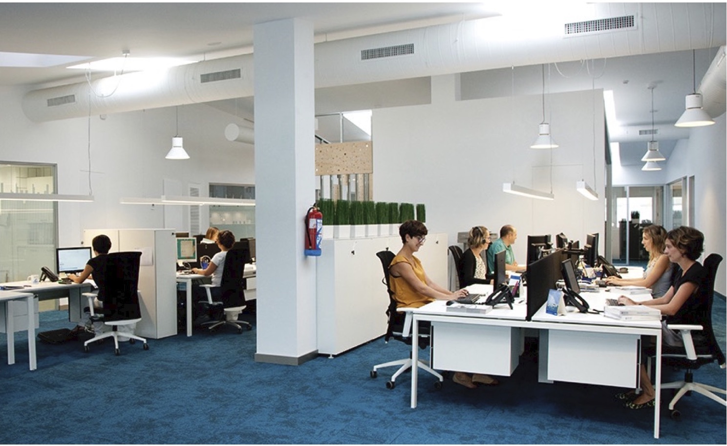 Oficinas de HANNA Instruments con empleados trabajando, reflejando su compromiso con los Objetivos de Desarrollo Sostenible (ODS)